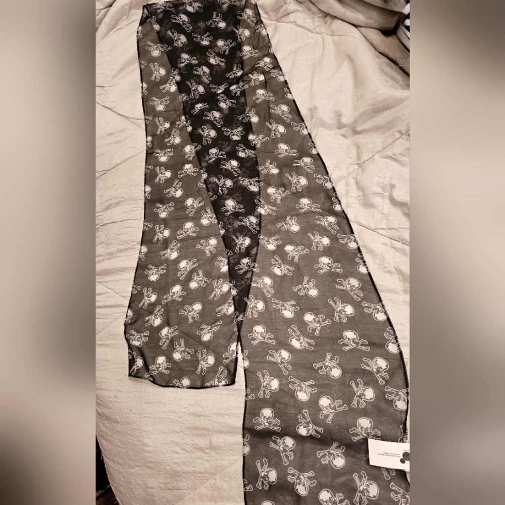 NWT Disneyland Pirates Skull Black and White Scarf